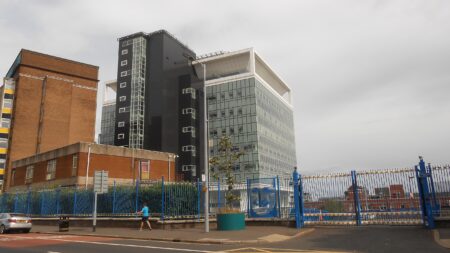 La cooperazione sanitaria strutturata alla frontiera dell’Irlanda del Nord /3 Royal Hospital Belfast (CC BY-SA 4-0 Joe Hawkins)