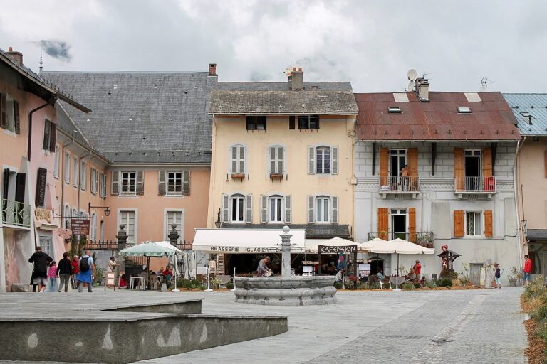 1280px Grande Place De Conflans 2 (2017)