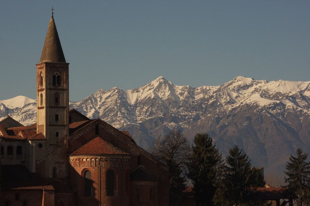 Chiesa Abbaziale Di Staffarda Dal Chiostro (c) Cc By Sa Eric Walter Wikimedia Commons