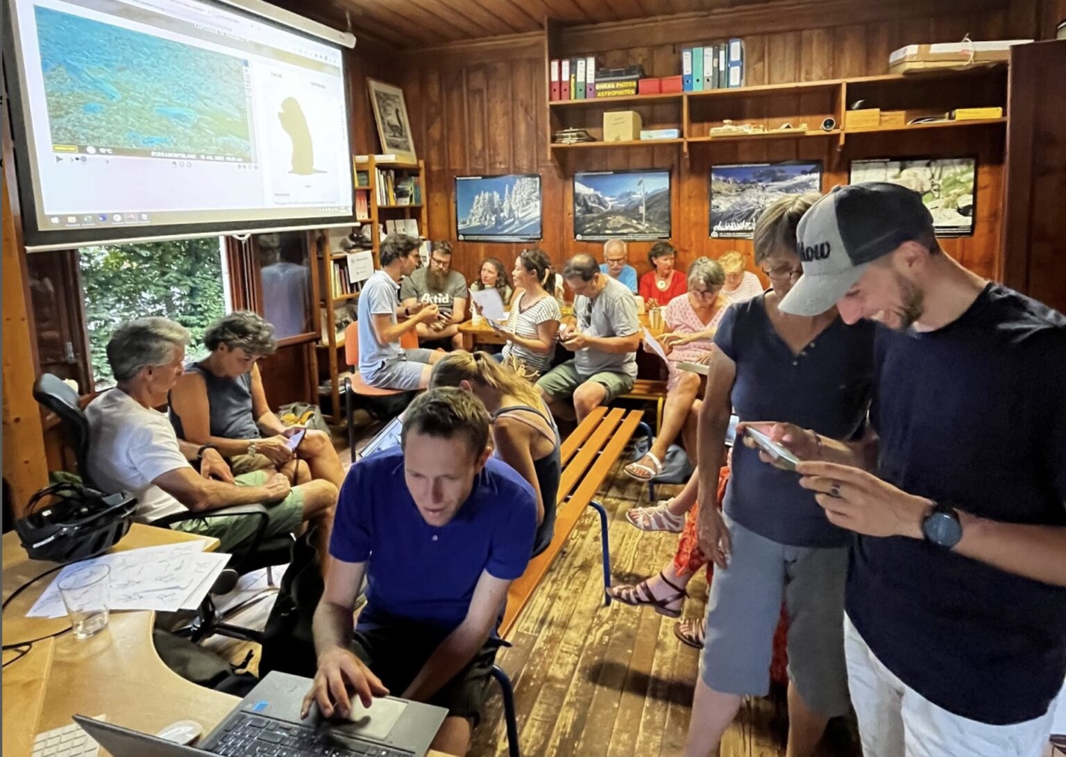 Un moment de travail à l'Observatoire du CREA Mont-Blanc à Chamonix (c) CREA Mont-Blanc