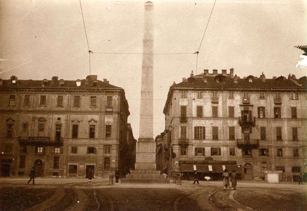 Turin, Piazza Savoia, veduta con l'obelisco del 1853 (c) CC BY SA Wikimedia Commons