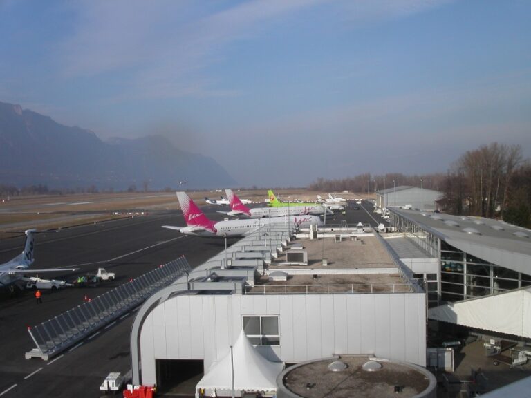 L’Aeroporto di Chambéry e i lavoratori stagionali, L’Aéroport de Chambéry et les saisonniers (fonte/source: Wikimedia Commons, Pariis)