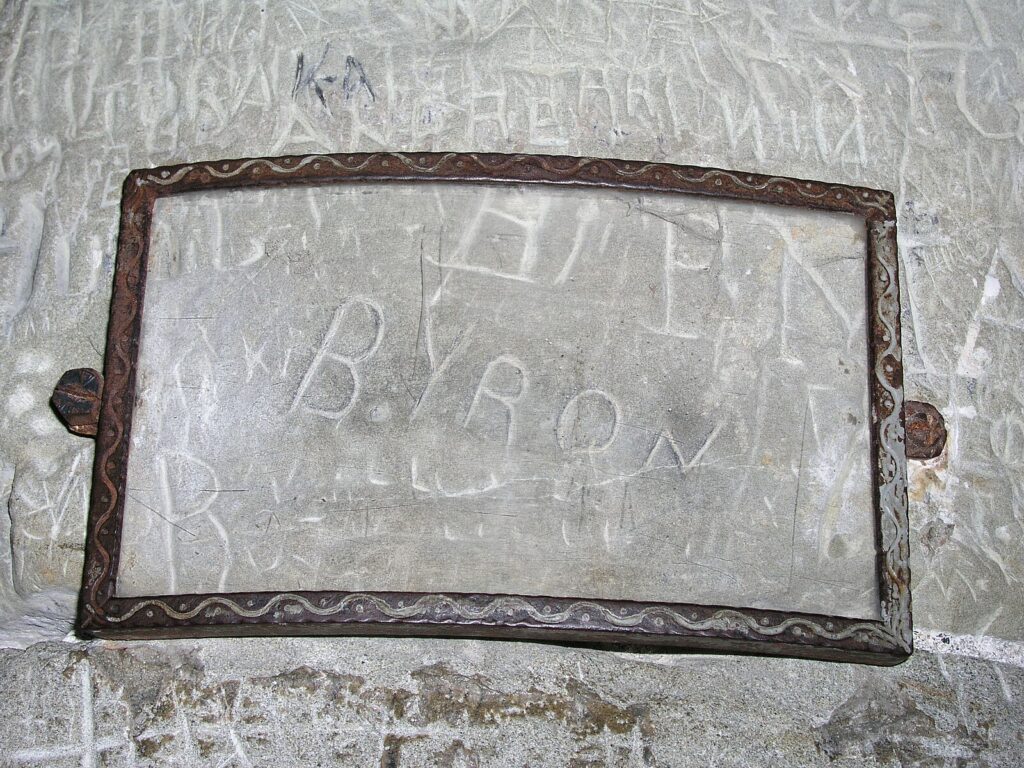 La signature de Lord Byron au Château de Chillon (source: Wikipedia Commons, Hartmut Riehm, CC BY-SA 3.0)