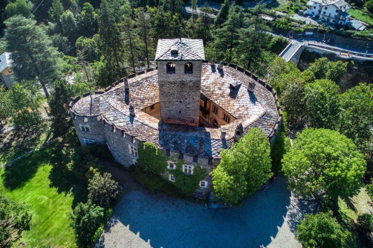 Il Castello di Introd, sede della serata inaugurale di Plaisirs de culture in Valle d’Aosta; Le Château d’Introd, théâtre de la soirée d’inauguration de Plaisirs de culture en Valleée d’Aoste (fonte/source: Wikipedia Commons, Hagai Agmon-Snir, CC BY-SA 4.0)