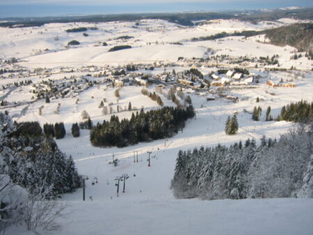 La stazione sciistica di Métabief; La station de ski de Métabief (fonte/source: Wikimedia Commons, CC BY-SA 3.0)