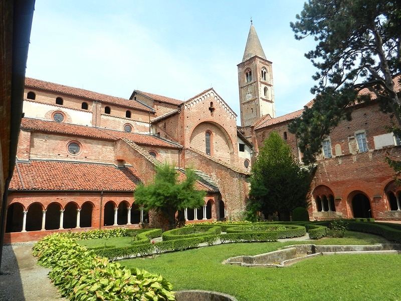 Il Chiostro Dell'abbazia Di Staffarda (c) Cc By Sa Wikimedia Commons