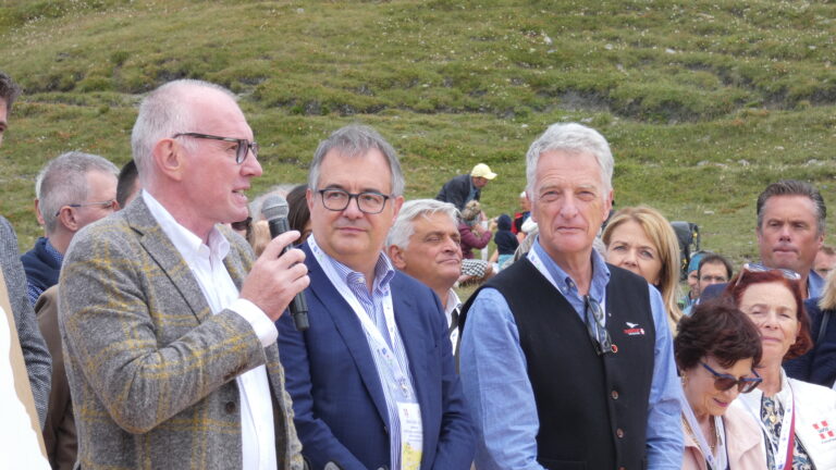 Fête des Alpes au Col du Petit-Saint-Bernard: le président du Département de la Savoie Hervé Gaymard, l'assesseur Renzo Galle de la Région Piémont et le président de la Région autonome Vallée d'Aoste, Renzo Testolin, le 1er septembre 2024 (c) Nos Alpes Enrico Martial