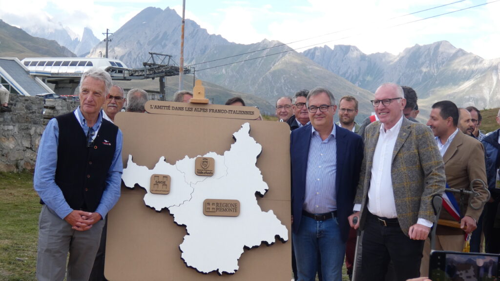 Fête des Alpes au Col du Petit-Saint-Bernard: le président du Département de la Savoie Hervé Gaymard, l'assesseur Renzo Galle de la Région Piémont et le président de la Région autonome Vallée d'Aoste, Renzo Testolin, le 1er septembre 2024 (c) Nos Alpes Enrico Martial