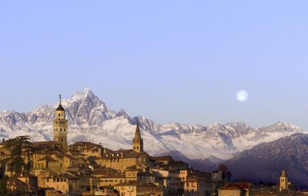 Saluzzo con il Monviso sullo sfondo (c) CC BY SA M. Bruckmanns Wikimedia commons