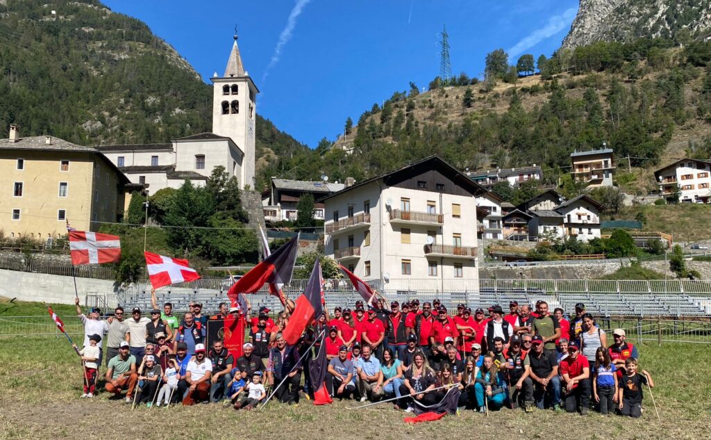 Le Combat des reines de l'Espace Mont-Blanc à Valpelline en septembre 2024, photo de famille (c) Association Régionale Amis des Batailles des Reines, Vallée d'Aoste