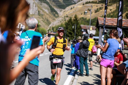 L’altro volto del Tor des Géants: i “VolonTor” Un “VolonTor” e uno dei top runners a La Thuile nel 2023 (c) Nicolo-Matteucci-_Zzam Agency / TORX