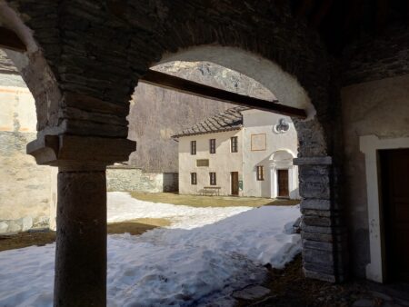 Usseglio, Museo Civico Alpino “Arnaldo Tazzetti”, porzione sinistra dell’edificio sul fondo; Usseglio, Musée Civic Alpin « Arnaldo Tazzetti », partie gauche du bâtiment à l'arrière ((c) Anna Maria Colombo, Nos Alpes)