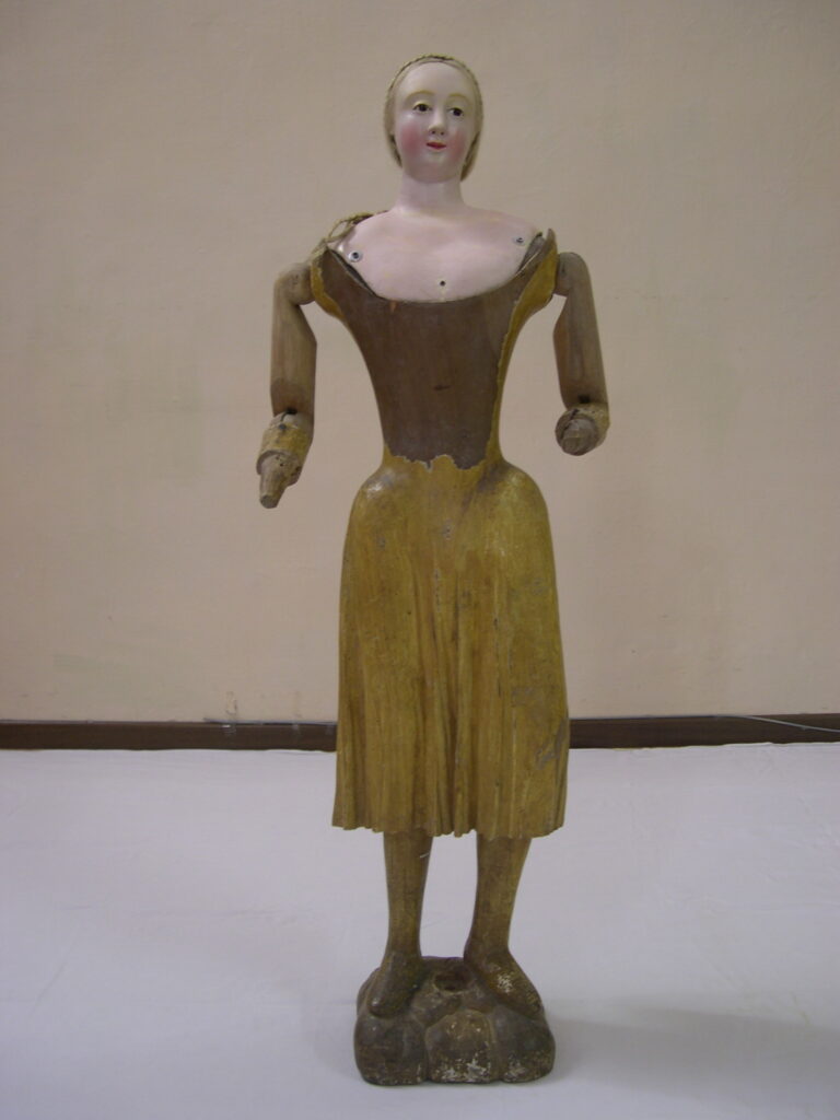 Le mannequin en bois a des bras articulés. Le visage et la poitrine sont en papier mâché, les yeux en verre et les cheveux en étoupe ((c) Atelier de restauration de l'Abbaye bénédictine « Mater Ecclesiae »)