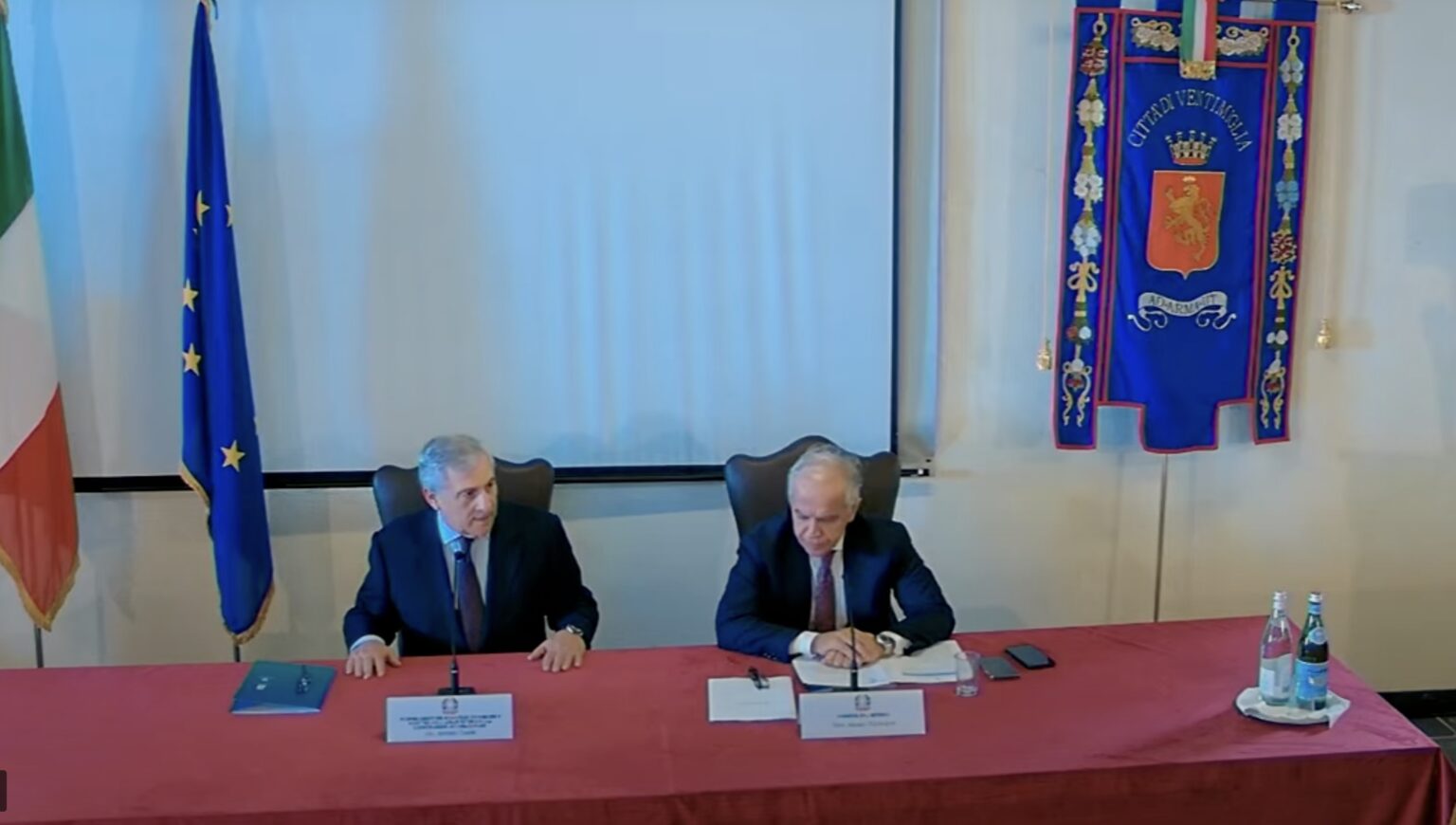 I ministri Tajani e Piantedosi in conferenza stampa a Ventimiglia dopo l'incontro con Barnier e Retailleau, il 18 ottobre 2024, estratto dal video in streaming (c) Ministero degli affari esteri e della cooperazione internazionale