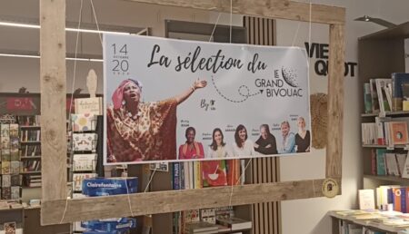 Une librairie à Albertville, en Savoie, avec une affiche du Grand bivouac édition 2024 (c) Enrico Martial Ilaria Bersi Nos Alpes