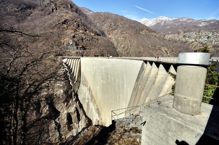 Barrage de Conta en val Verzasca au Tessin - Diga di Conta in Val Verzasca, in Ticino (c) CC BY SA - Taxiarchos228 Wikimedia Commons