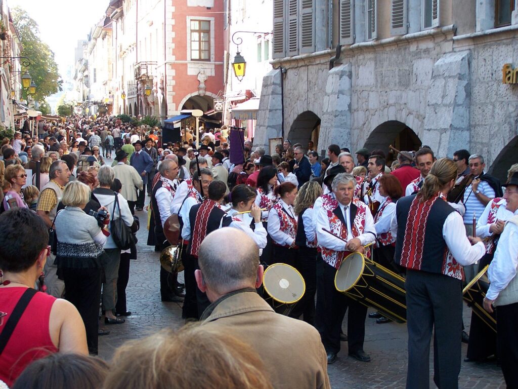 Retour des Alpages à Annecy, dans les rues de la vieille ville (c) CC BY SA Florian Pépellin Wikimedia Commons