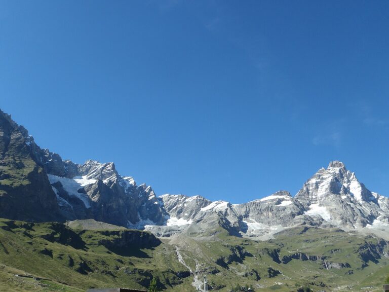 Il Monte Cervino, al confine tra Italia e Svizzera; Le Mont-Cervin, à la frontière entre l’Italie e la Suisse ((c) Wikimedia Commons, Paolodecarolis, CC BY-SA 3.0)