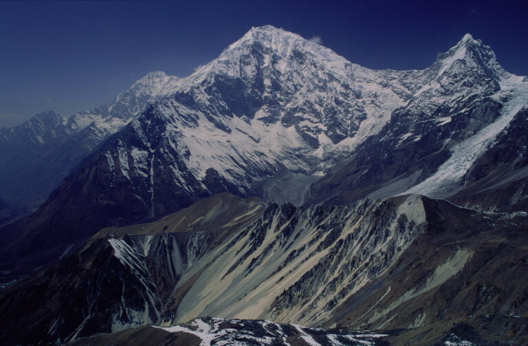 Il Monte Kimshung, meta della squadra di alpinisti diretta in Nepal; Le Mont Monte Kimshung, la destination du groupe d’alpinistes en Népal (c) Wikimedia Commons, Ahtih (talk), CC BY-SA 3.0