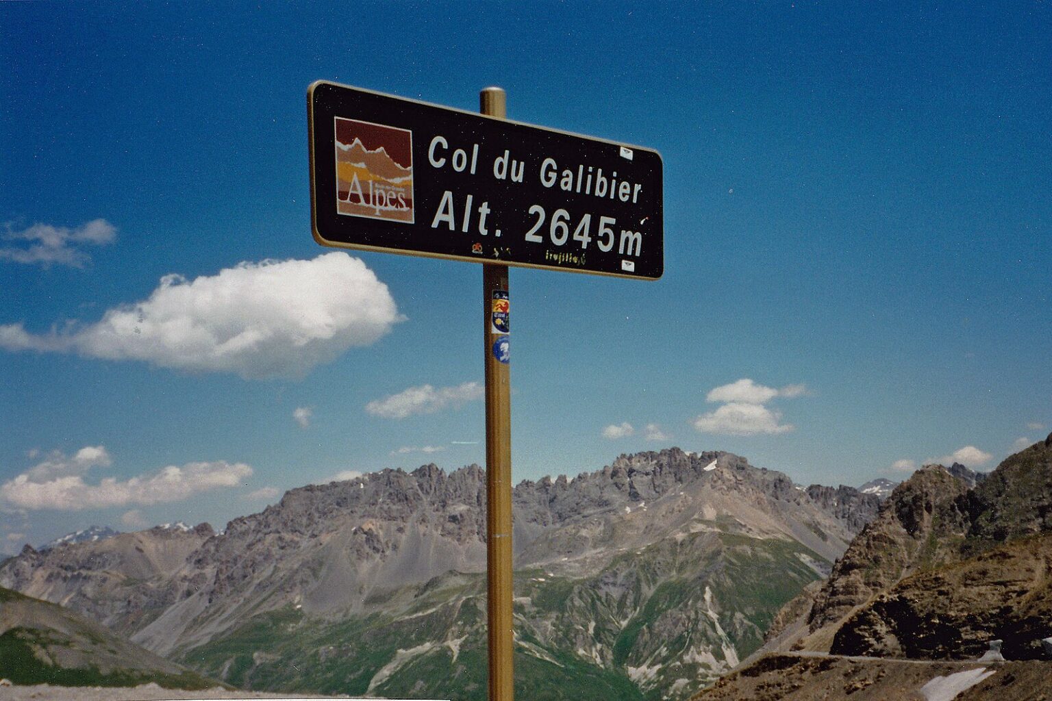 Il Col Galibier, uno dei primi colli di Savoia a chiudere per l’inverno; Le Col Galibier, l’un des premiers cols de Savoie qui fermera pour l’hiver ((c) Wikimedia Commons, SchiDD, CC BY-SA 4.0)