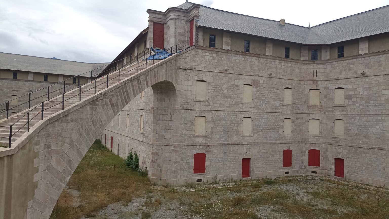 Mont-Dauphin, Caserne Rochambeau avec son escalier (c) Nos Alpes Enrico Martial