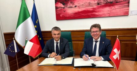 Edoardo Rixi e Albert Rösti firmano un accorso sugli autobus transfrontalieri tra Italia e Svizzera, Le Edoardo Rixi et Albert Rösti signent un accord sur les bus transfrontaliers entre l'Italie et la Suisse ((c) X, Albert Rösti)