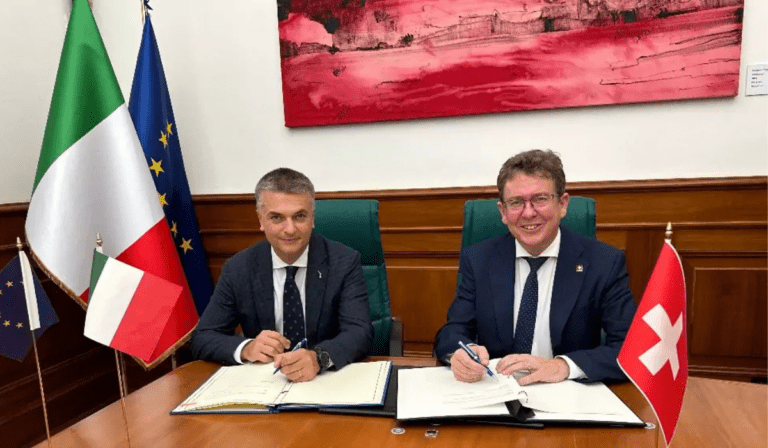 Edoardo Rixi e Albert Rösti firmano un accorso sugli autobus transfrontalieri tra Italia e Svizzera, Le Edoardo Rixi et Albert Rösti signent un accord sur les bus transfrontaliers entre l'Italie et la Suisse ((c) X, Albert Rösti)