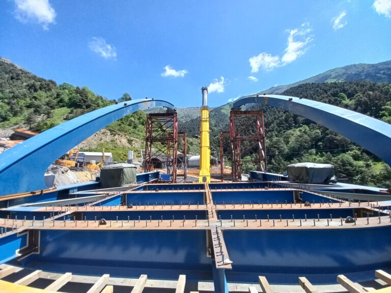 Ponte di scavalco in fase di posa altunnel di Tenda (c) Anas