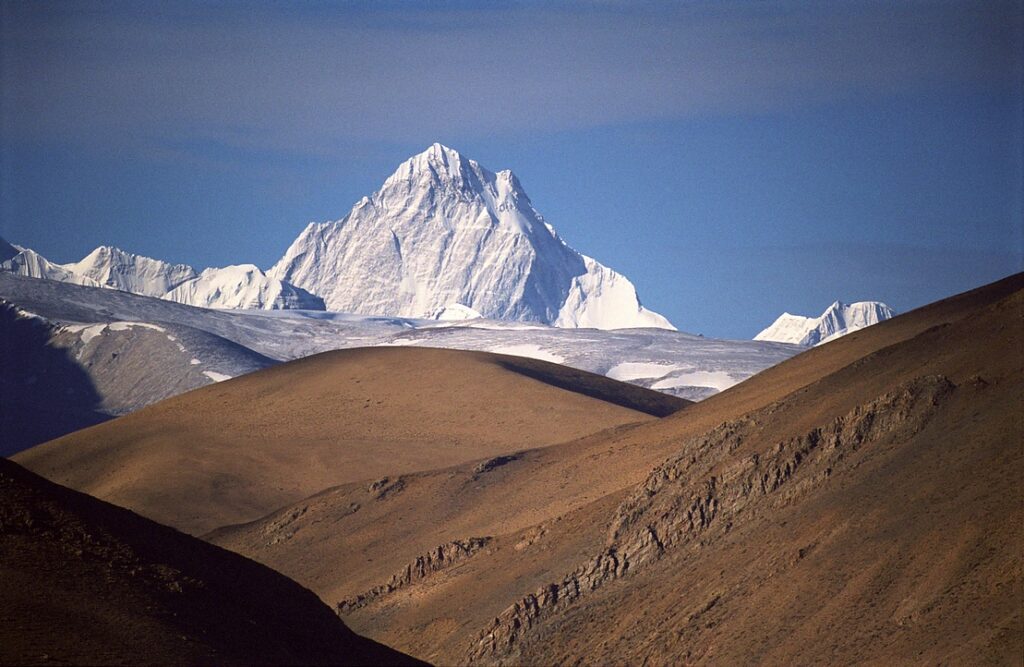 La cima del Shishapangma affrontata da Alasdair McKenzie ((c) Wikimedia Commons, Jan Reurink, CC BY-SA 2.0)