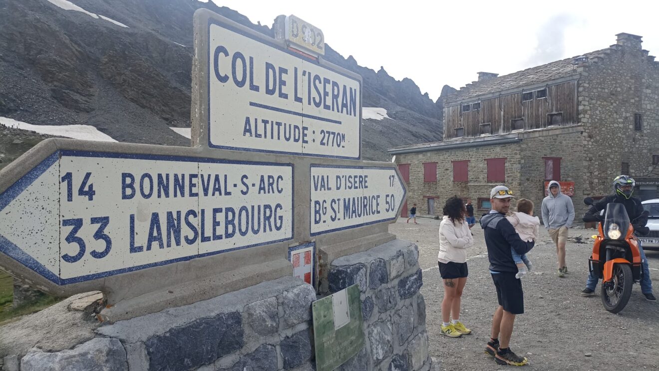Au Col De L'iseran, À 2764 Mètres