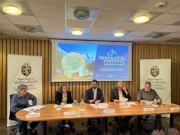 La conferenza stampa del concorso Modon d’Or per la migliore Fontina DOP di alpeggio della Valle d’Aosta; La conférence de presse du concours Modon d'Or pour la meilleure fontine d'alpage de la Vallée d'Aoste (c) Giorgia Gambino, Nos Alpes