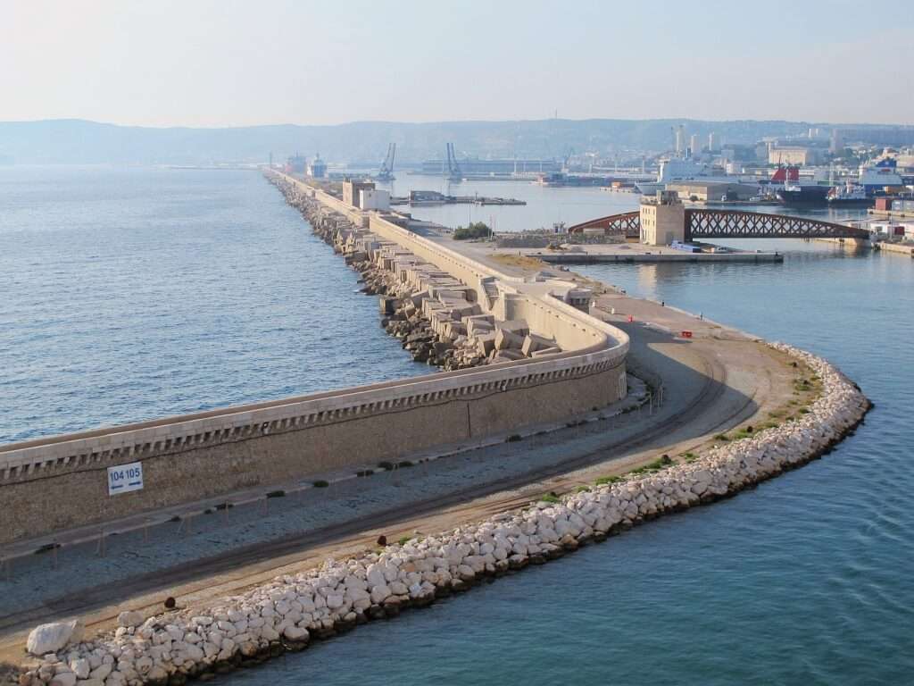 Il porto di Marsiglia, interessato dai lavori di elettrificazione delle banchine; Le port de Marseille, interessé par les travaux d'électrification des quais (c) CC BY-SA 4.0, Didier Duforest, Wikimedia Commons)