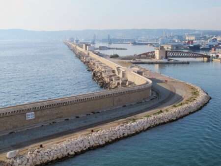 Il porto di Marsiglia, interessato dai lavori di elettrificazione delle banchine; Le port de Marseille, interessé par les travaux d'électrification des quais (c) CC BY-SA 4.0, Didier Duforest, Wikimedia Commons)