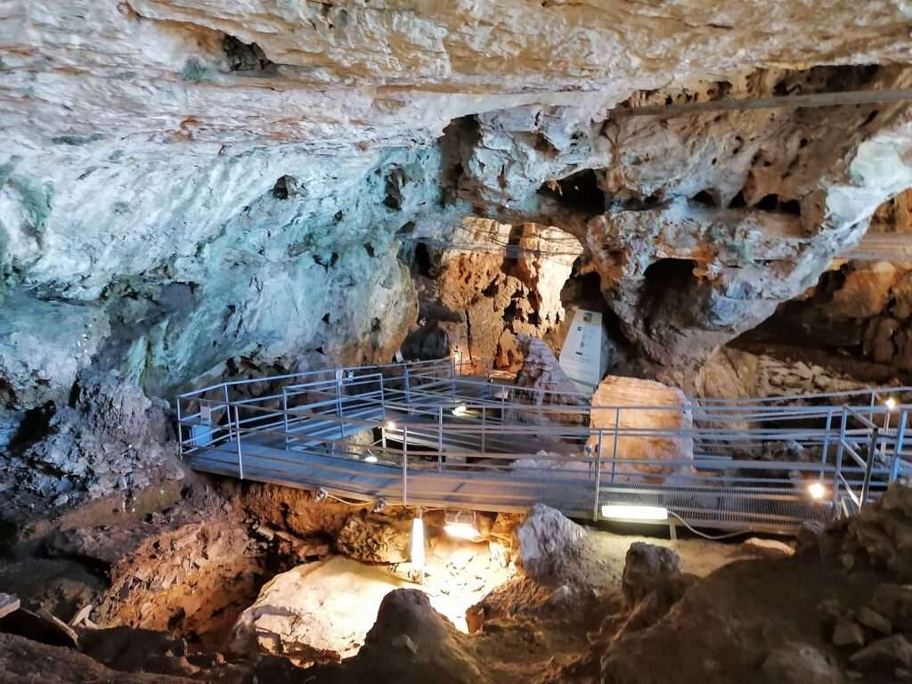 La Caverna delle arene candide (c) CC BY-SA 4.0, Capricornis crispus, Wikimedia Commons