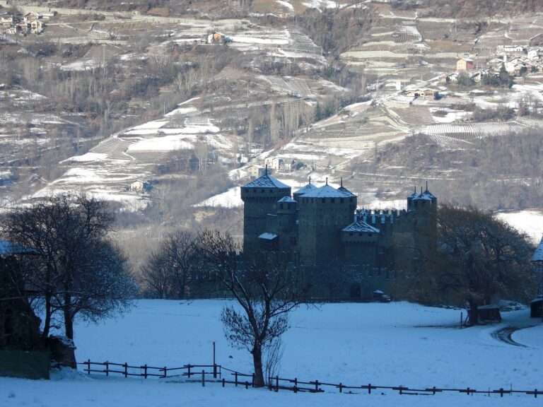 Il Castello di Fénis, Le Château de Fénis (c) Public domain, Discojack, Wikimedia Commons