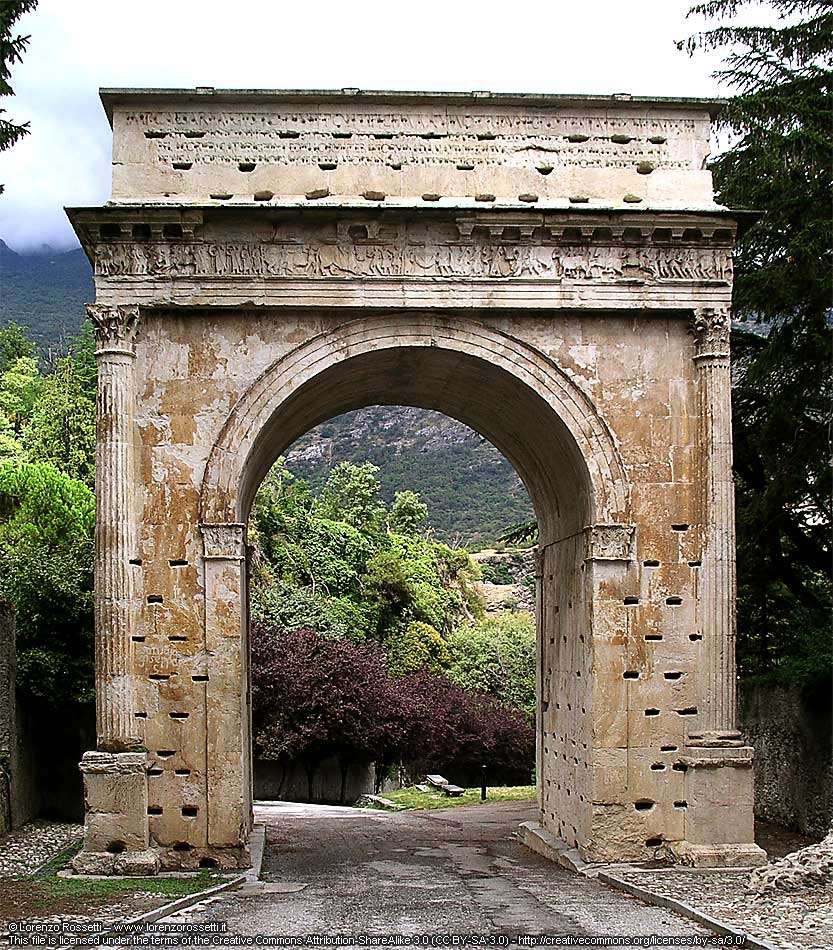 L’arco romano (c) CC BY-SA 3.0, Duvilar (Lorenzo Rossetti), Wikimedia Commons