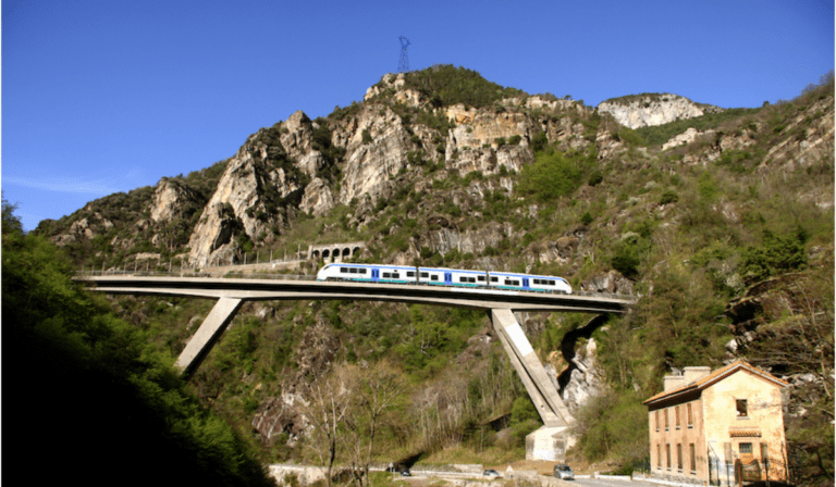 La linea Cuneo-Ventimiglia-Nizza, La ligne Côni-Vintimille-Nice (c) CC BY-SA 4,0, FAI - Fondo per l'Ambiente italiano, Wikimedia Commons