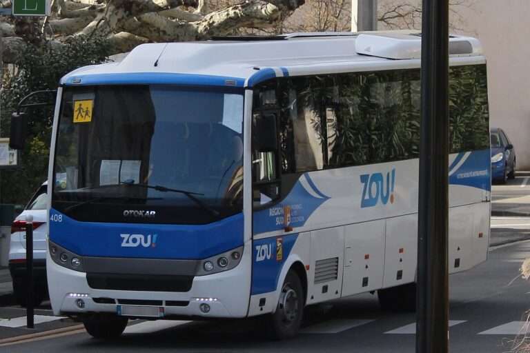 Gli autobus elettrici nelle Alpi Marittime, Les bus électriques dans les Alpes Maritimes (c) CC BY-SA 4.0, Anthony Levrot, Wikimedia Commons