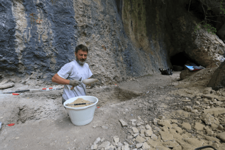 Nuovi studi di archeologia alle Grotte di Aisone, vicino al colle della Maddalena Ad Aisone, gli scavi dell'Università di Milano ttività (c) G. Bernardi Parco Alpi Marittime