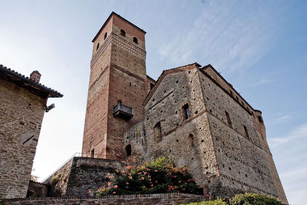 Castello Di Serralunga D'alba (c) Cc By Sa Wikimedia Commons