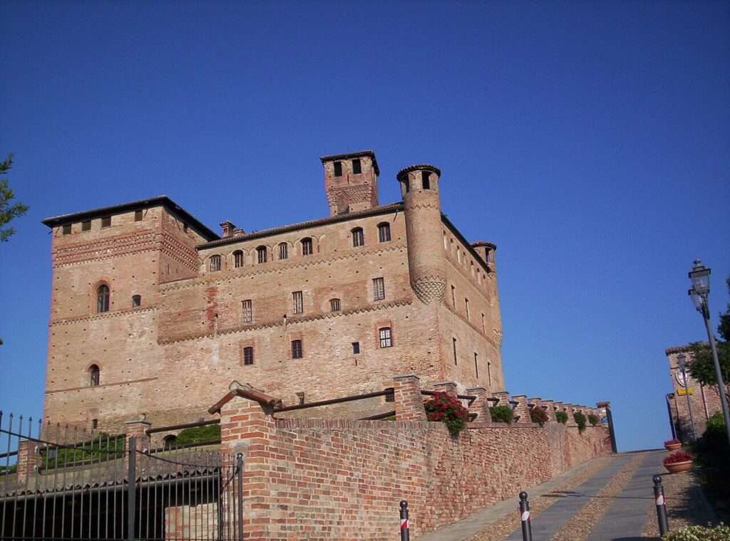 Il Castello di Grinzane Cavour (c) CC BY SA Wikimedia Commons