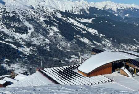 En photovoltaïque malgré la neige, à Méribel en Savoie Méribel impianto fotovoltaico, Méribel station photovoltaïque (c) Méribel