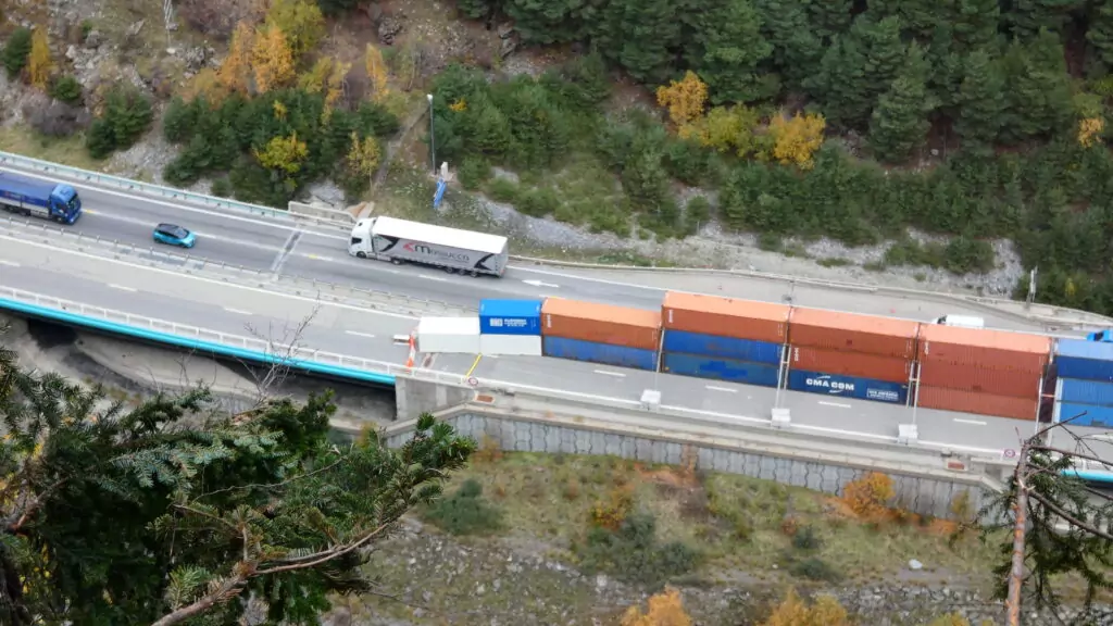 La protection de l'autoroute par des conteneurs, vue depuis la dépose intermédiaire des travaux du mur de Saint-André (c) Nos Alpes Enrico Martial