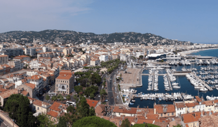 Agglomération Cannes Lérin acque depurate, Agglomération Cannes Lérin eaux purifiées (c) CC BY-SA 3.0, Guy Lebègue, Wikimedia Commons