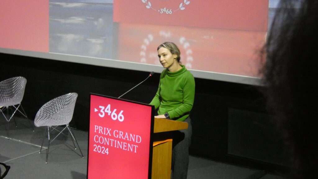 Léa Ypi annonce le lauréat du Prix Grand Continent au Pavillon, sur le Skyway du Mont Blanc (c) Nos Alpes Enrico Martial