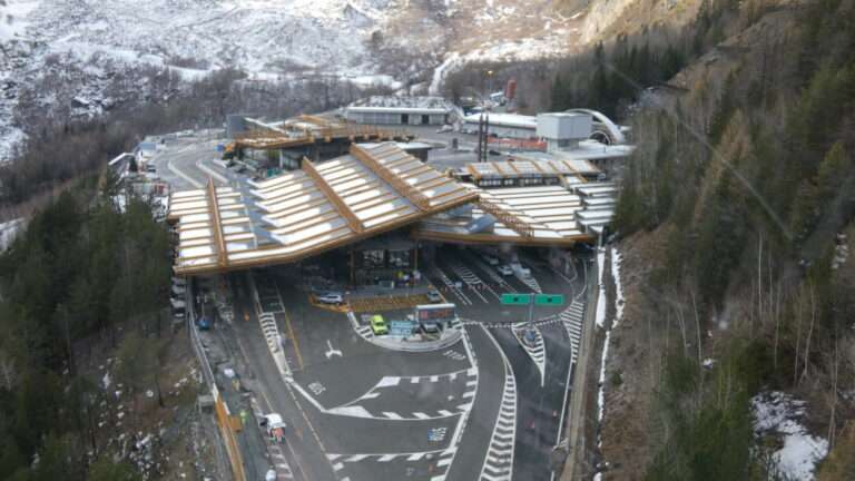 Cet automne, le tunnel du Mont-Blanc ne fermera pas : pour la suite, on verra Traforo del Monte Bianco, piazzale italiano in inverno - Tunnel du Mont-Blanc, plateforme italienne en hiver (c) Nos Alpes Enrico Martial