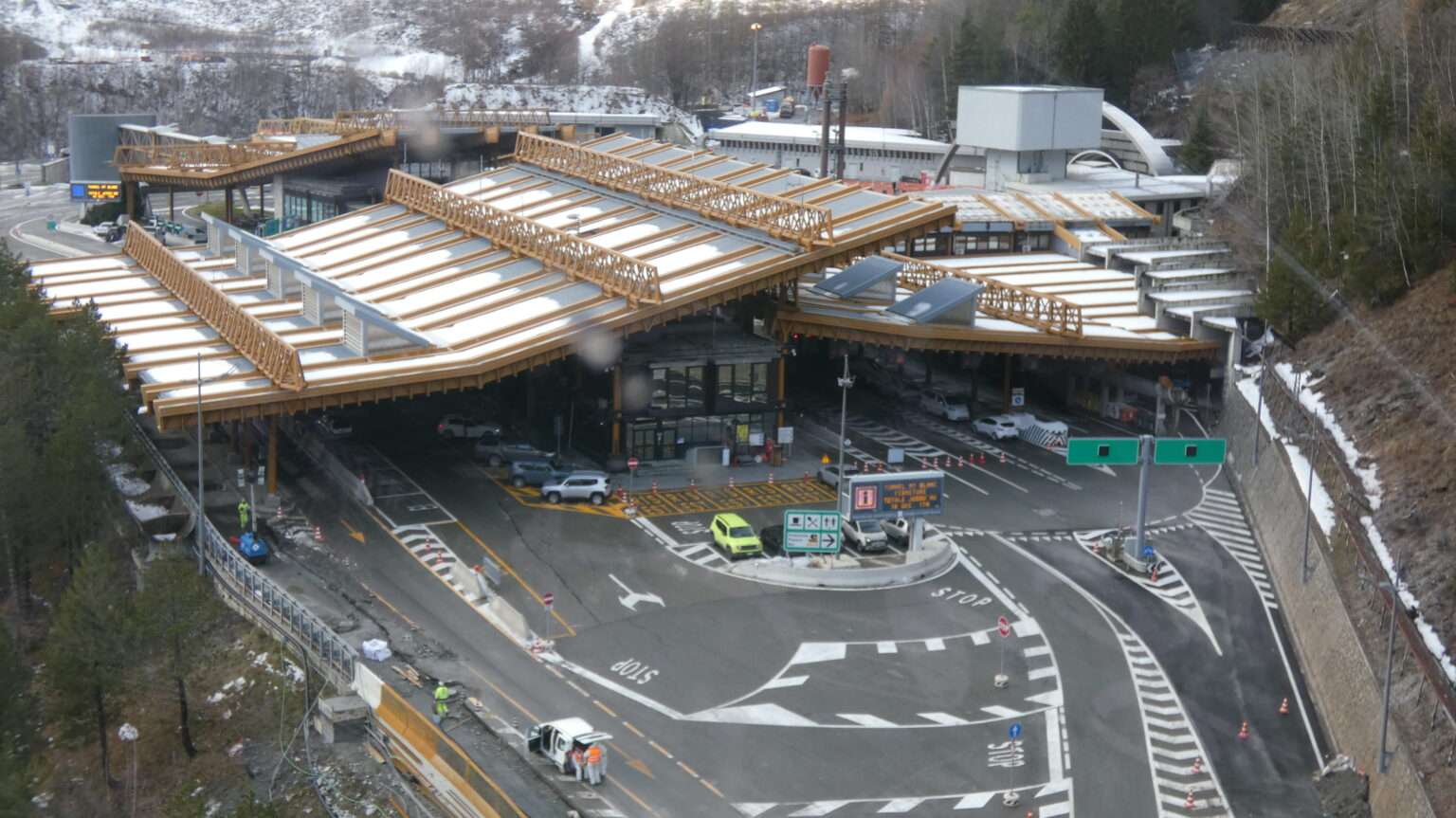 Traforo del Monte Bianco, piazzale italiano in inverno - Tunnel du Mont-Blanc, plateforme italienne en hiver (c) Nos Alpes Enrico Martial