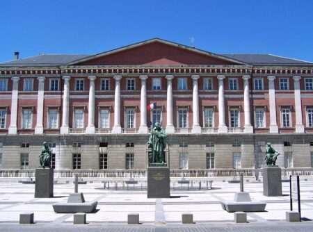 Ces cinq statues qui racontent l’histoire de Chambéry Palais de Justice de Chambéry (c) CC BY SA Wikimedia Commons