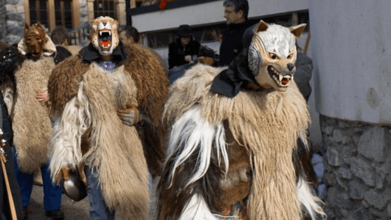 Carnaval D'évolène Et Les Peluches (c) Cc By Sa Flo1291 Wikimedia Commons