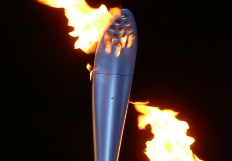 La fiaccola olimpica di Torino 2006, la flamme olympique de Turin 2006, CC BY-SA 2.5, Christophe95, Wikimedia Commons